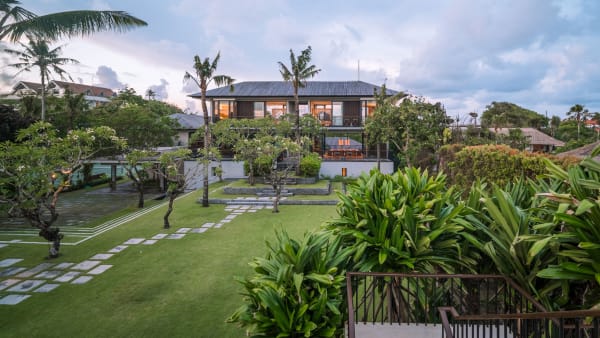 Arnalaya Beach House - Spacious lawn for events